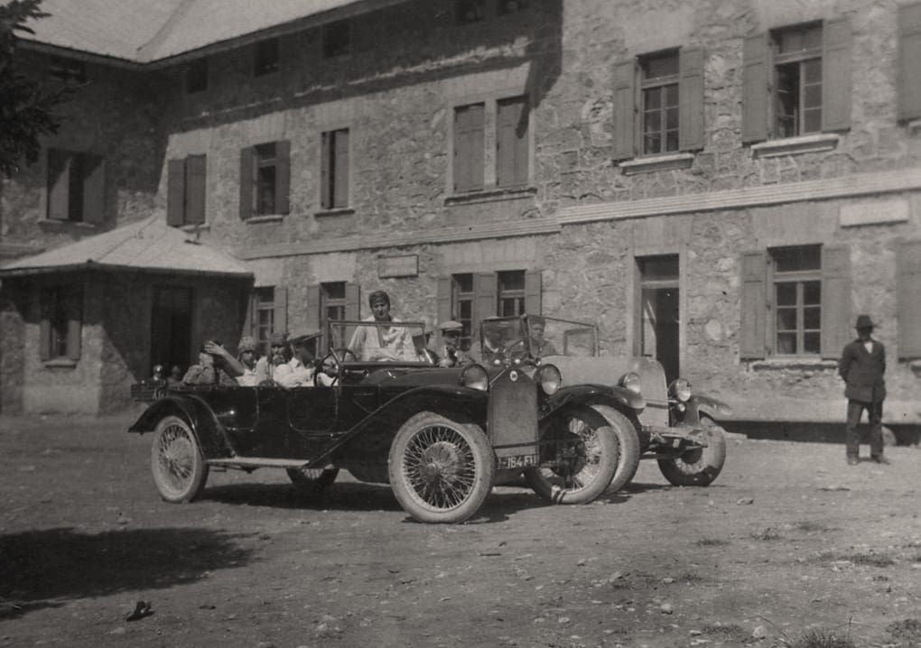 Automobili davanti al Rifugio d’Annunzio negli anni ’30 (archivio V. Čeligoj)