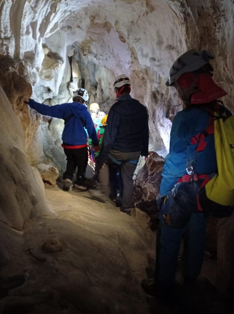 alp giov umbria 2023 03 interno grotta monte cucco